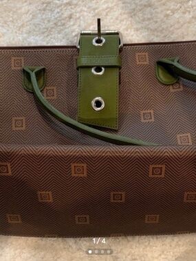 Texier iconic purse with green leather accents EUC